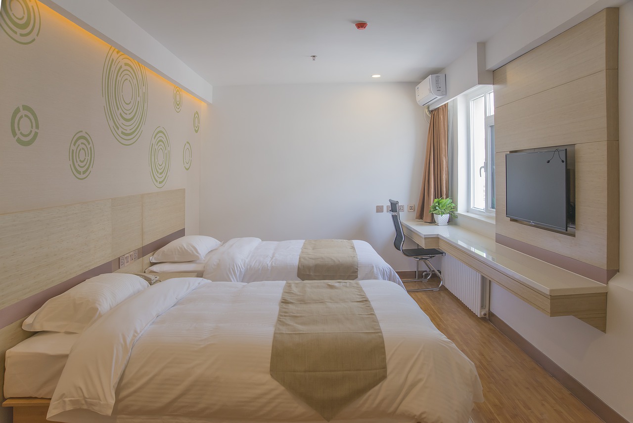 Urządź sypialnię w stylu rustykalnym – obrazy i lampa sufitowa do sypialni
