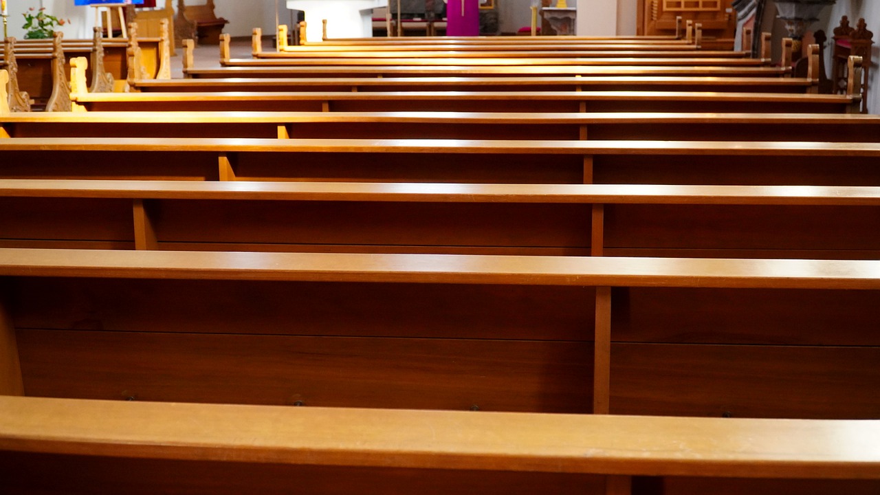 Trwałe i wygodne ławki do kościoła