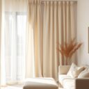 Zasłony do małego pokoju: jak wybrać lekkie i jasne tkaniny, które optycznie powiększą przestrzeń