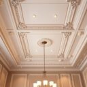 Listwy przysufitowe a optyczne podniesienie sufitu: kiedy dodają przestrzeni, a kiedy zaburzają proporcje wnętrza